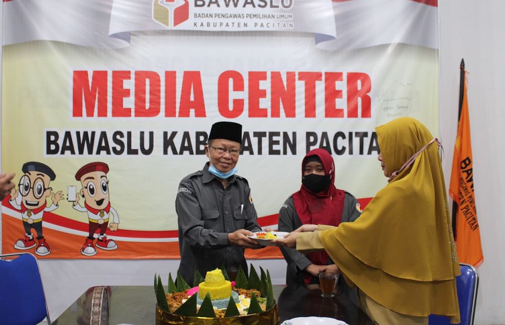 Sederhana Sarat Makna, Bawaslu Pacitan Rayakan Ulang Tahun Ke- 3 dengan Potong Tumpeng