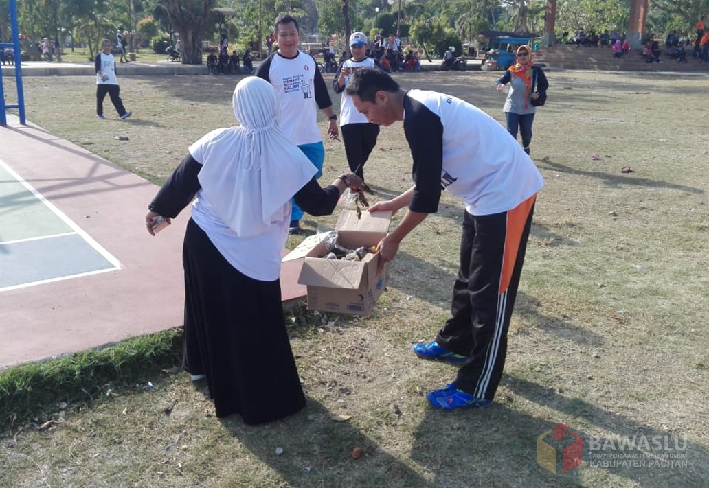 Bawaslu, Panwascam, Dan PPKD Se-Kabupaten Pacitan Gelar Aksi Bersih-Bersih Sampah Seteleh Deklarasi