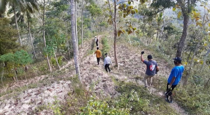 Menelusuri Jalan Setapak, Panwaslu Nawangan Monitoring Coklit Hingga Ke Pelosok Wilayah