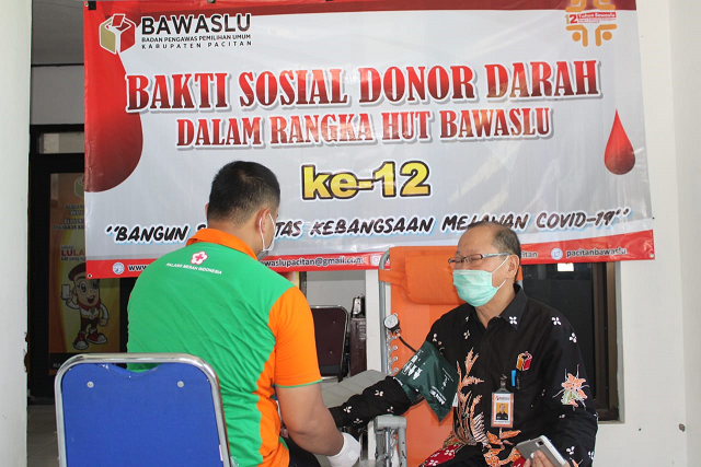 Peringati Hari Jadi ke-12 Bawaslu, Bawaslu Pacitan Gelar Donor Darah dan Bagikan Puluhan Sembako