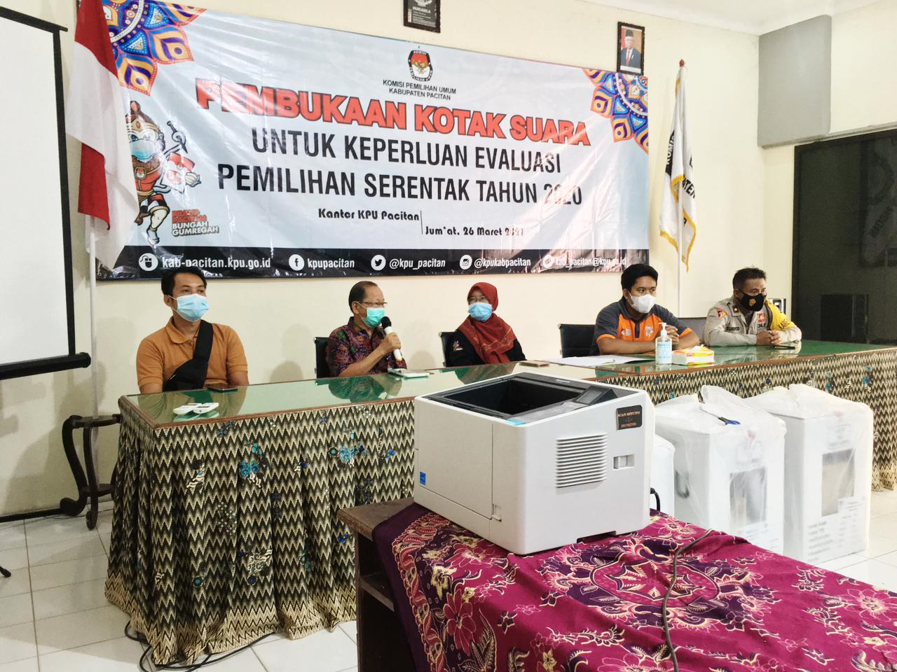 Bawaslu Pacitan Awasi Pembukaan Kotak Suara Yang Dilakukan KPU Pacitan