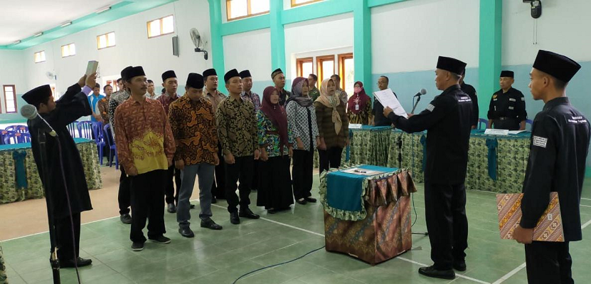 Tambah Keluarga, Panwaslu Kecamatan Tegalombo Melantik Panwaslu Kelurahan/Desa Pada Pilkada Serentak 2020