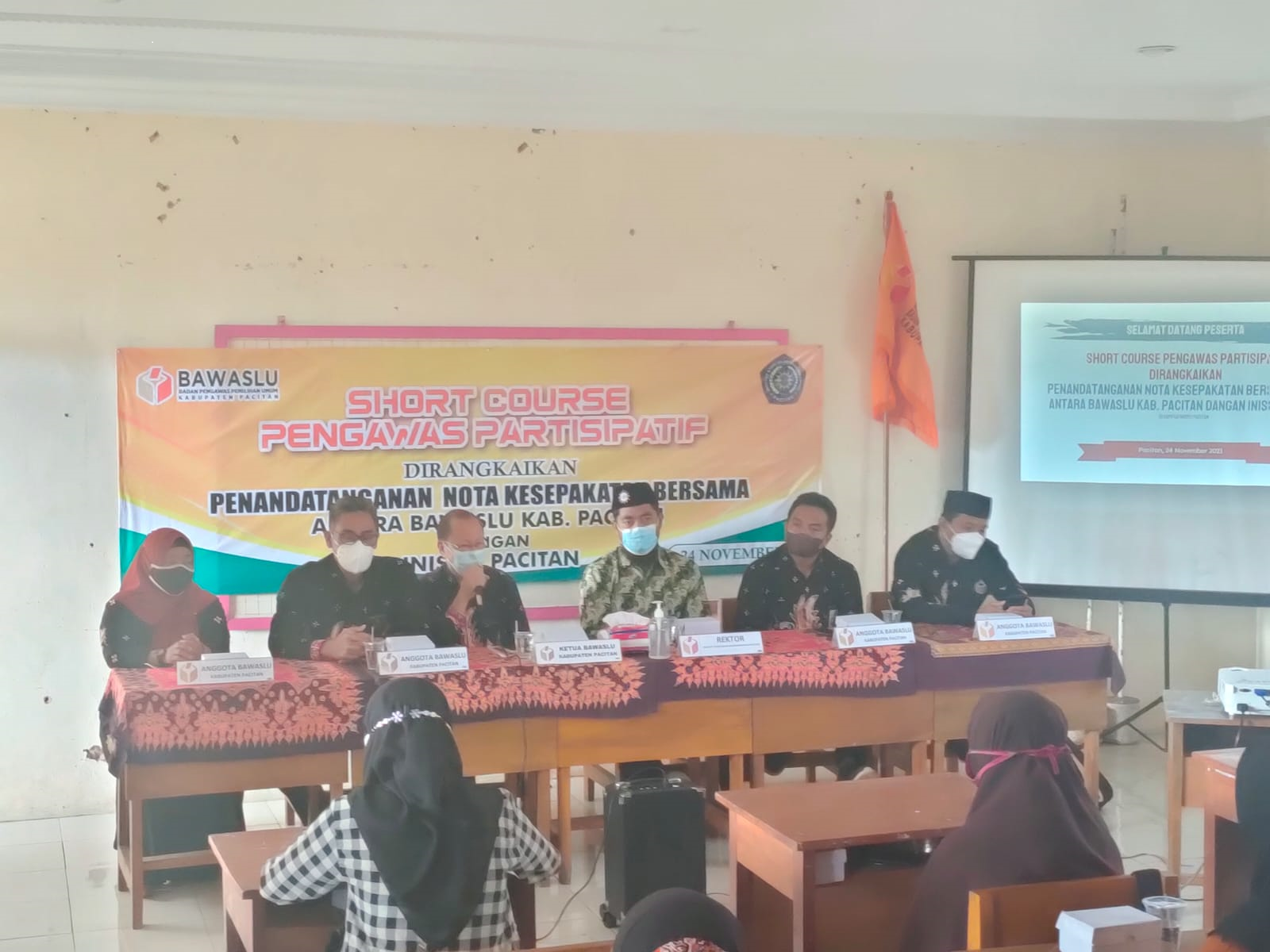 Bawaslu Pacitan Berikan Kursus Pengawas Partisipatif Mahasiswa INISMUH Pacitan.