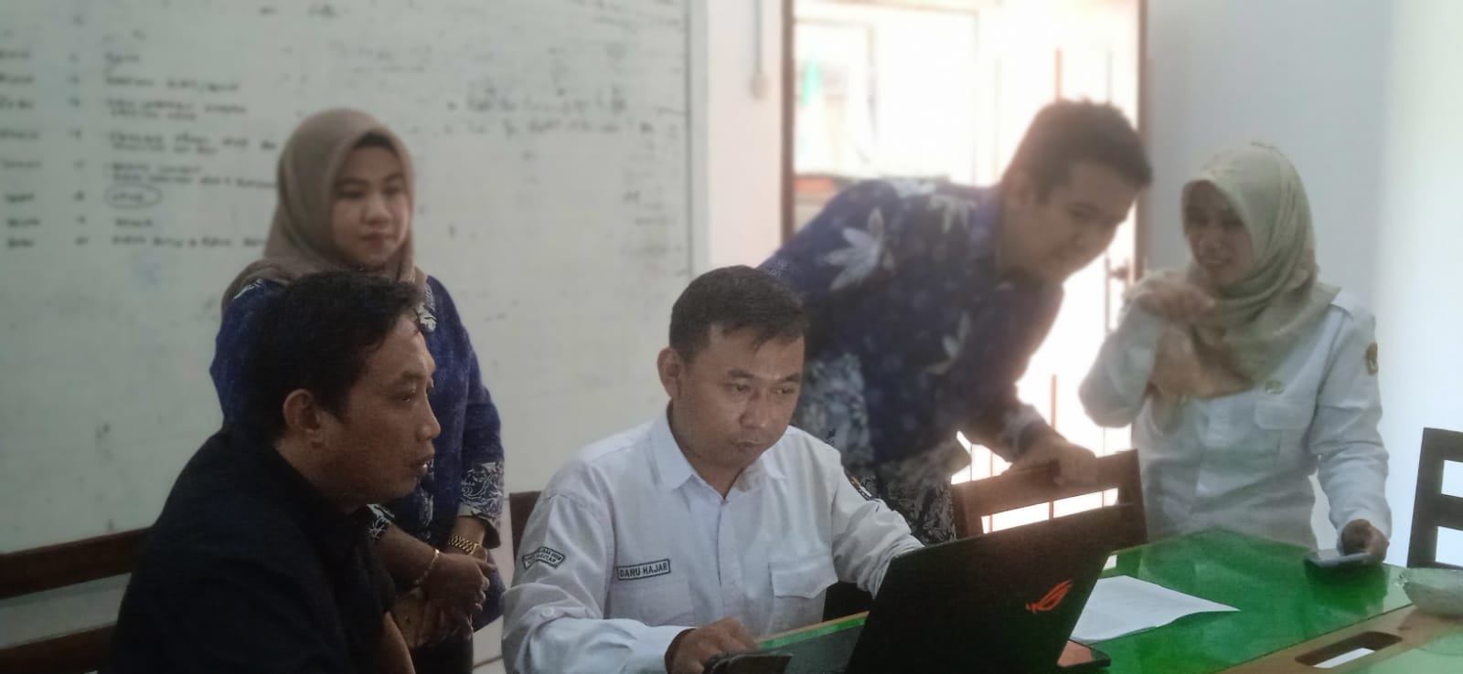 Kunjungi KPU, Agus Melihat Langsung Proses  Aplikasi SIDALIH