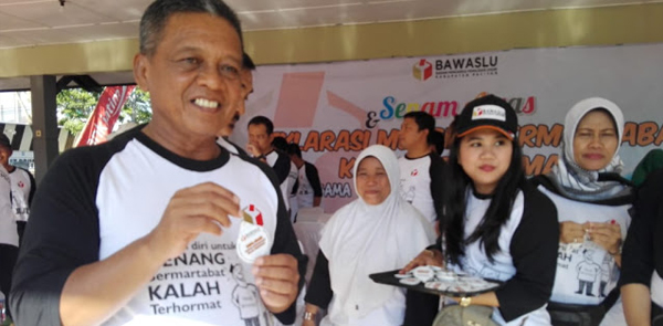 Bawaslu Bagikan Semangat Pemilu Damai Dengan Bagikan Ribuan Souvenir