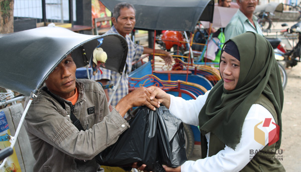 Jelang Hari Raya Idul Fitri Bawaslu Pacitan Santuni Panti Jompo dan Bagikan Paket Sembako 