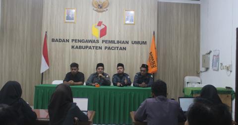 Perkuat Perlindungan Hukum Pengawas Pemilu, Bawaslu Pacitan Gelar Diskusi Konsolidasi Demokrasi