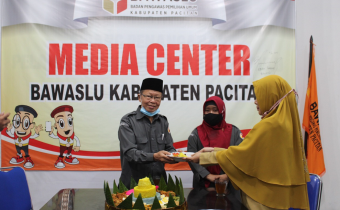 Sederhana Sarat Makna, Bawaslu Pacitan Rayakan Ulang Tahun Ke- 3 dengan Potong Tumpeng