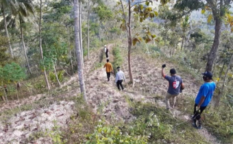 Menelusuri Jalan Setapak, Panwaslu Nawangan Monitoring Coklit Hingga Ke Pelosok Wilayah