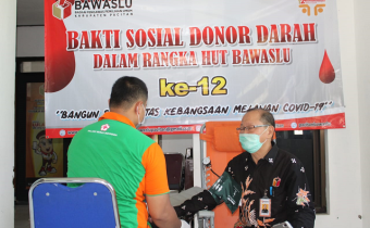 Peringati Hari Jadi ke-12 Bawaslu, Bawaslu Pacitan Gelar Donor Darah dan Bagikan Puluhan Sembako