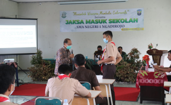 Bawaslu Bersama Kejaksaan Sosialisasikan Hukum dan Demokrasi ke siswa SMA/SMK di Pacitan