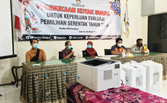 Bawaslu Pacitan Awasi Pembukaan Kotak Suara Yang Dilakukan KPU Pacitan