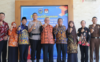 Bawaslu Pacitan dan KPU RI Saksikan Penandatanganan NPHD Pilkada Pacitan Tahun 2020