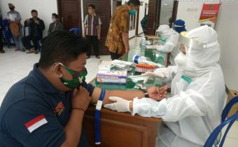 Panwaslu Kecamatan Bandar Pastikan Penyelenggara Jalani Rapid Test Sebagai Upaya Mencegah Penyebaran Covid-19
