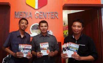 Bawaslu Pacitan Serahkan Enam Edisi Buletin Ke Bawaslu Jatim