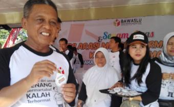 Bawaslu Bagikan Semangat Pemilu Damai Dengan Bagikan Ribuan Souvenir