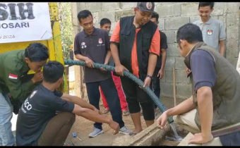 Salurkan Air Bersih Bawaslu Peduli Ringankan Kebutuhan Warga 