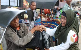 Jelang Hari Raya Idul Fitri Bawaslu Pacitan Santuni Panti Jompo dan Bagikan Paket Sembako 